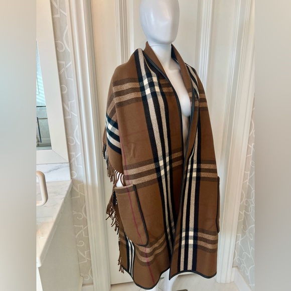 Burberry shawl BrownPlaid Shawl cape
luxurious double-faced cashmere & wool - Picture 11 of 11